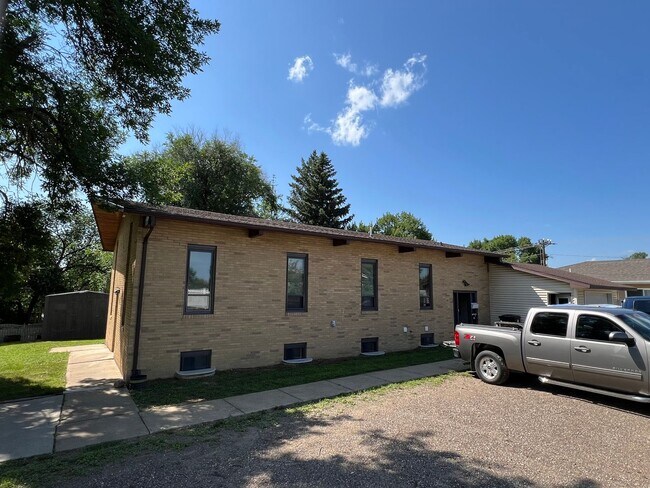 967 Pleasant Ln in Dickinson, ND - Building Photo - Building Photo