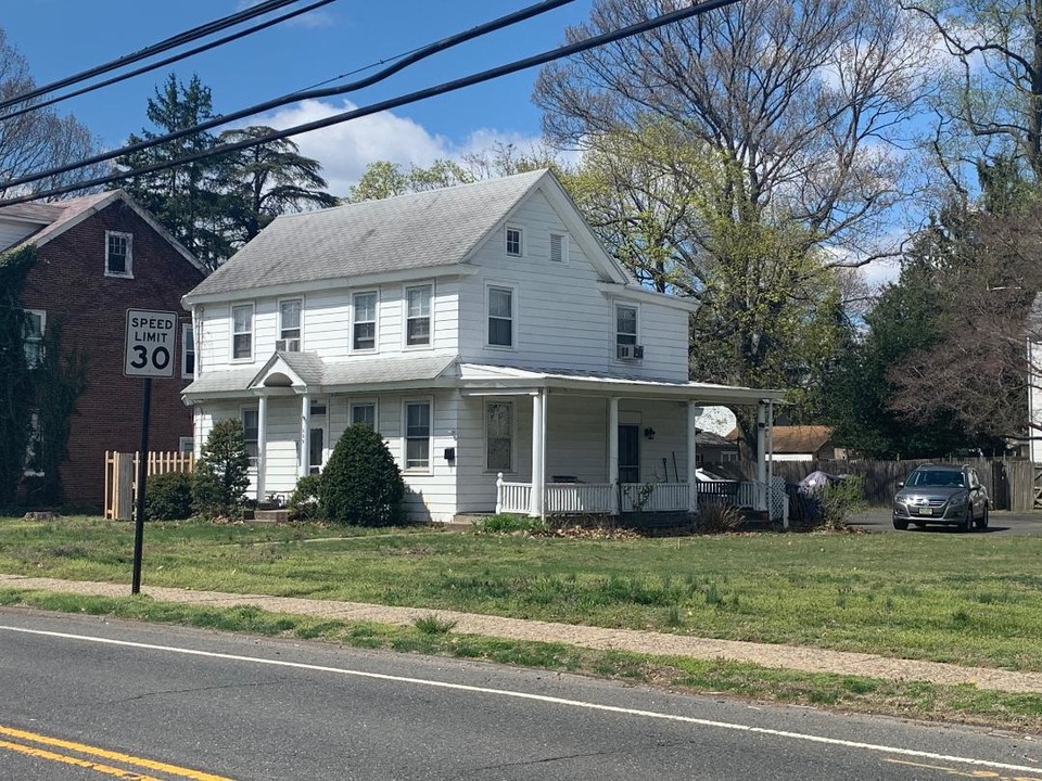 209 Warren St in Beverly, NJ - Building Photo