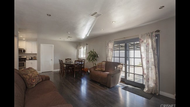 7344 Topeka Dr in Los Angeles, CA - Foto de edificio - Building Photo