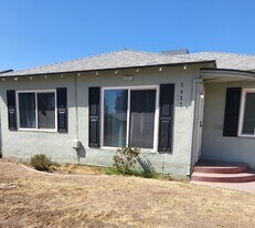2927 E Pine Ave in Fresno, CA - Building Photo