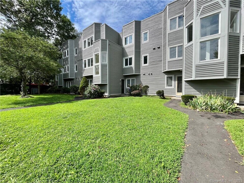 1410 Whitney Ave in Hamden, CT - Foto de edificio