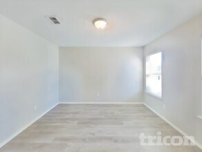 528 Shell St in Cedar Hill, TX - Foto de edificio - Building Photo