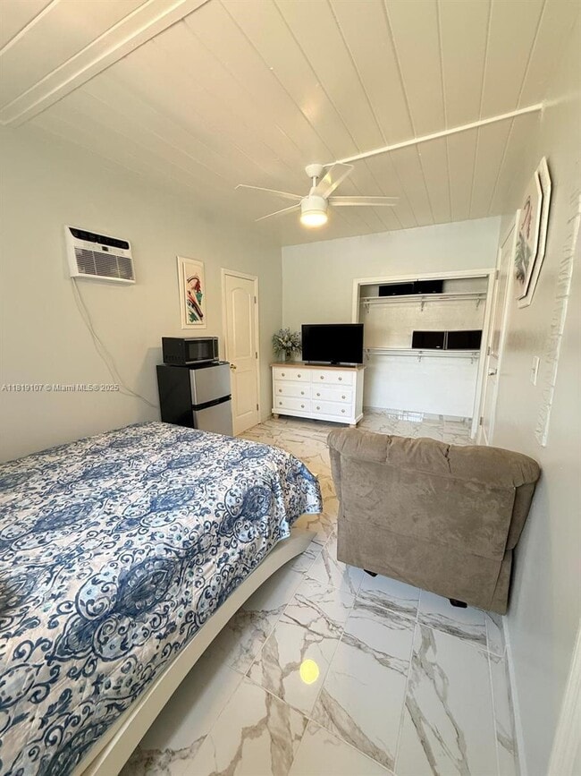 7643 Miramar Pkwy in Miramar, FL - Building Photo - Building Photo
