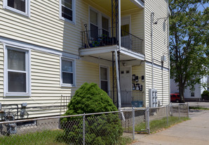 46 School St in Central Falls, RI - Foto de edificio - Building Photo