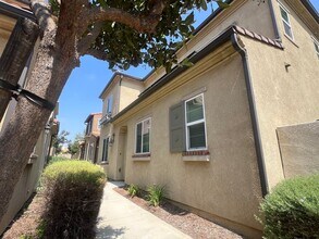 37401 Paseo Violeta in Murrieta, CA - Foto de edificio - Building Photo