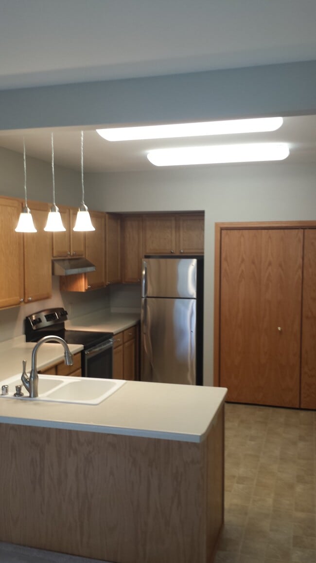 921 Pope Street, Unit 921 in Lake Mills, WI - Foto de edificio - Building Photo