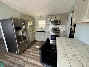 12431 SW 5th St in Davie, FL - Foto de edificio - Building Photo