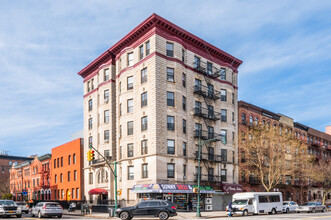 375 Manhattan Ave in New York, NY - Foto de edificio - Primary Photo