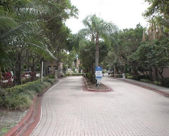 12112 St.Andrews Pl in Miramar, FL - Building Photo - Building Photo