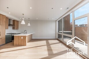 1624 W Grand Ave, Unit 2W in Chicago, IL - Building Photo