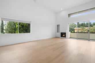10511 Ashton Ave in Los Angeles, CA - Foto de edificio - Building Photo