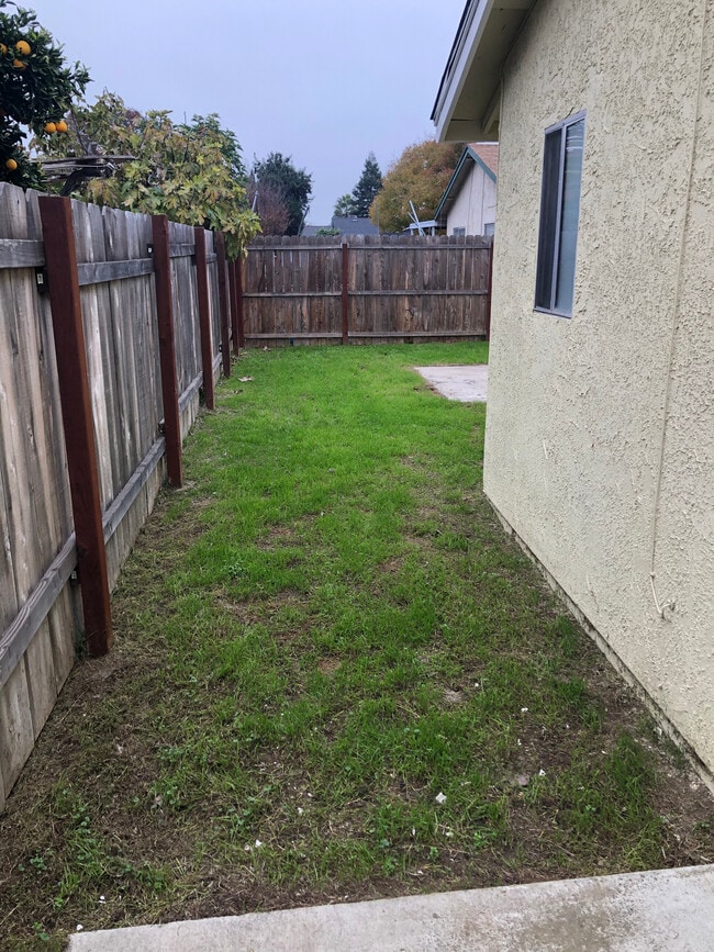 25 W Swallow St in Merced, CA - Building Photo - Building Photo