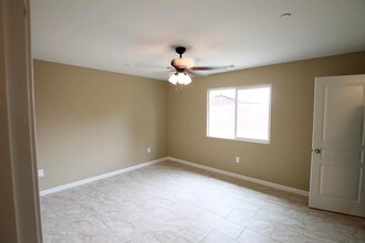 909 Gladys Way in Hanford, CA - Building Photo - Building Photo