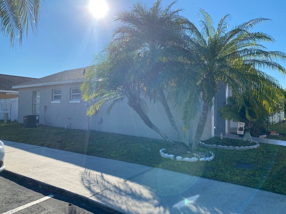 3Bdrm 2Bath Villa -- Gated Community of Harbor Town in Kissimmee, FL - Building Photo