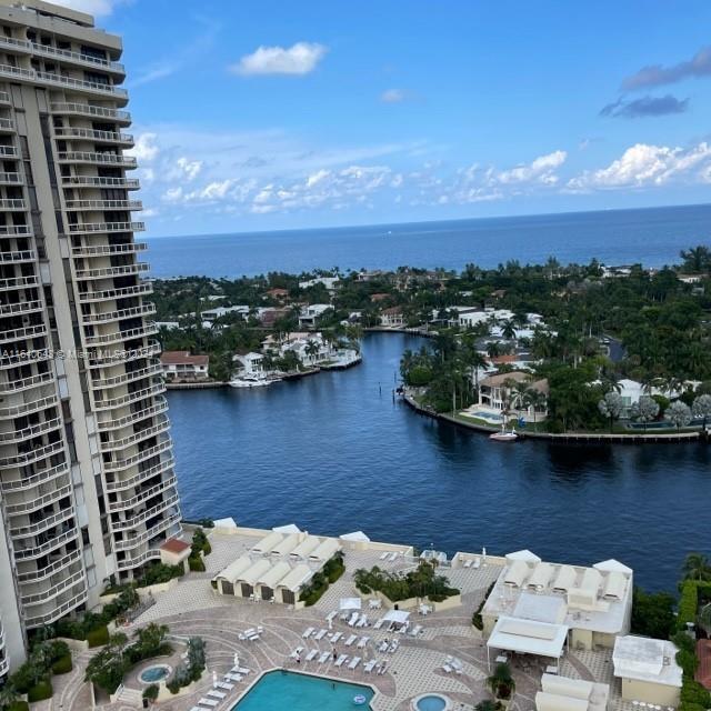 20185 E Country Club Dr in Miami, FL - Building Photo
