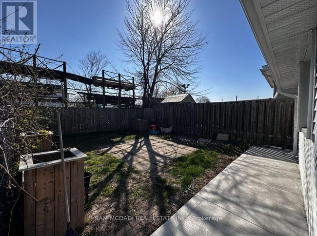 266 Beach Rd in Hamilton, ON - Building Photo - Building Photo