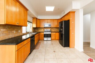 2307 Mira Vista Ave in Montrose, CA - Foto de edificio - Building Photo