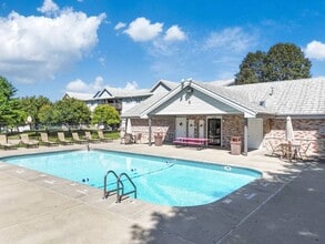 Sun Prairie & Vista Court in West Des Moines, IA - Foto de edificio - Building Photo