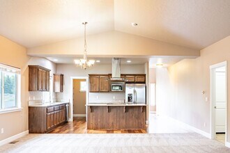 3062 NE Red Oak Dr in Bend, OR - Building Photo - Building Photo