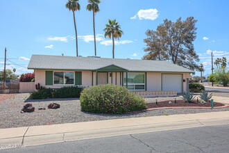 10955 W Connecticut Ave in Sun City, AZ - Foto de edificio - Building Photo