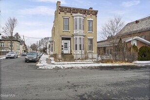 821 23rd St in Watervliet, NY - Building Photo