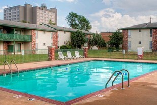 Hillcrest 90 in Springfield, MO - Building Photo