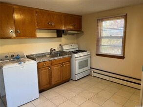 2 Dogwood Ln, Unit 2 in Glen Cove, NY - Foto de edificio - Building Photo