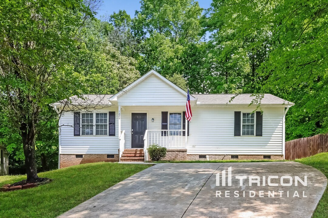 1229 Moss Acres Ct in Kannapolis, NC - Building Photo