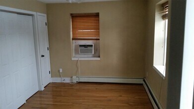 932 E College St in Iowa City, IA - Building Photo - Building Photo