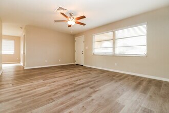 2319 Surrey Ln in Clearwater, FL - Building Photo - Building Photo