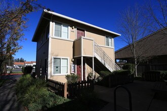 West Oaks Apartments in Santa Rosa, CA - Foto de edificio - Building Photo