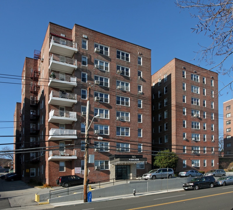 365 Bronx River Rd in Yonkers, NY - Foto de edificio