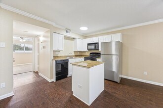 300 Pecore St in Houston, TX - Foto de edificio - Building Photo