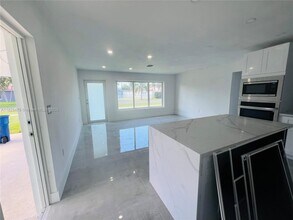 912 NE 2nd Ct in Hallandale Beach, FL - Building Photo - Building Photo