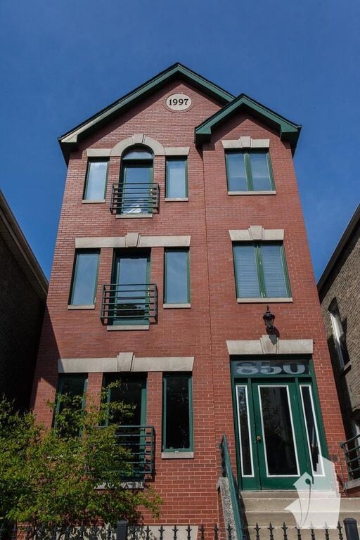 property at 850 N Wood St