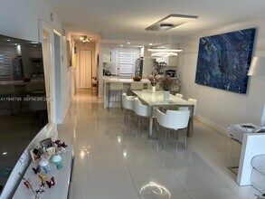 251 Galen Dr in Key Biscayne, FL - Foto de edificio - Building Photo