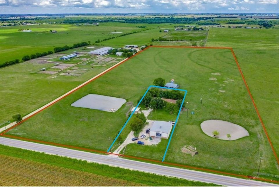 12800 Pfluger Berkman Rd in Coupland, TX - Building Photo