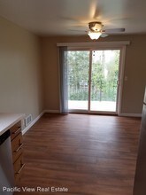 15532 27th Ave NE in Shoreline, WA - Foto de edificio - Building Photo