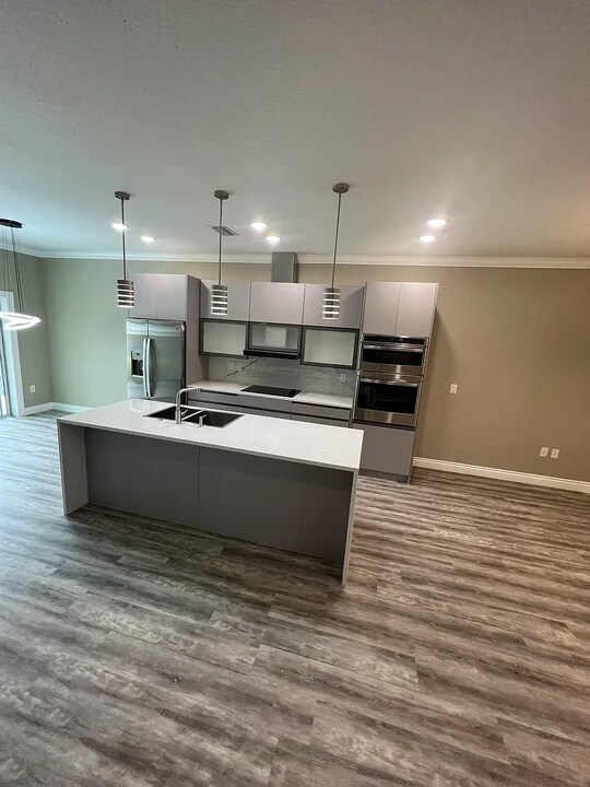 1818 Brentwood Ct in Davenport, FL - Foto de edificio