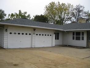 221 S Memorial Ave in Rockford, IL - Building Photo - Building Photo