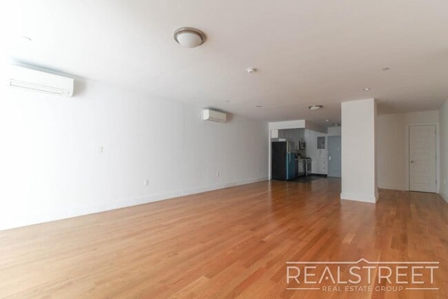 LUXURY LOFT in Queens! in Queens, NY - Building Photo - Building Photo