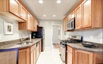 402 Commonwealth Ave, Unit 205 in Alexandria, VA - Foto de edificio - Building Photo