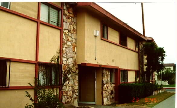 410 E South St in Long Beach, CA - Building Photo