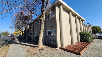 Bulldog Court in Fresno, CA - Building Photo - Primary Photo