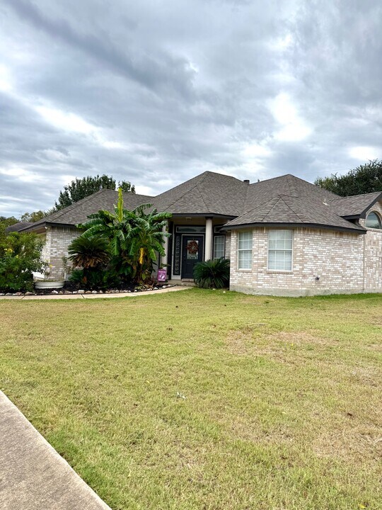 1353 Pecan Ridge in New Braunfels, TX - Building Photo