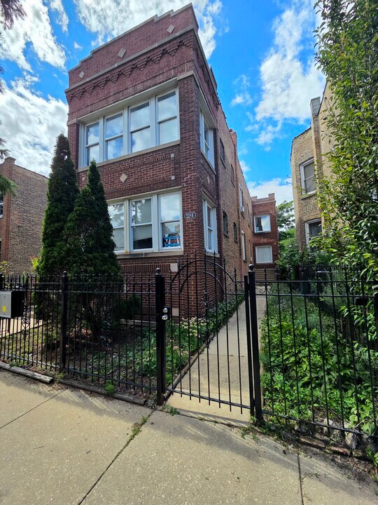 2246 N Springfield Ave in Chicago, IL - Building Photo