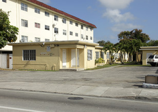 12209 W Dixie Hwy in North Miami, FL - Building Photo - Building Photo