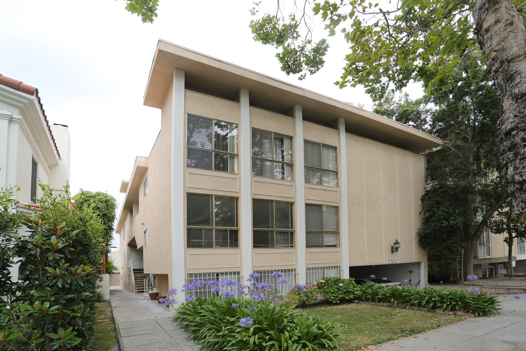 250 N Almont Dr in Beverly Hills, CA - Building Photo