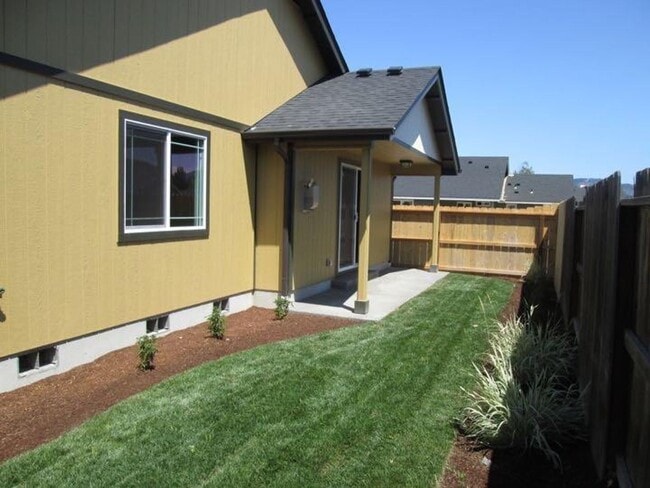 2867 SW Shimmer Ln in Grants Pass, OR - Building Photo - Building Photo
