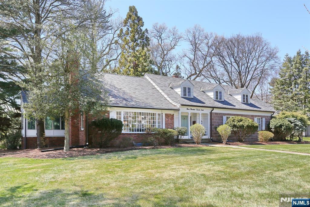 328 W Ridgewood Ave in Ridgewood, NJ - Building Photo